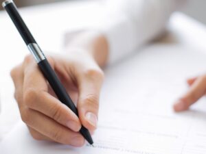 書類を書いている