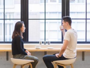 カフェでお茶を飲む男女