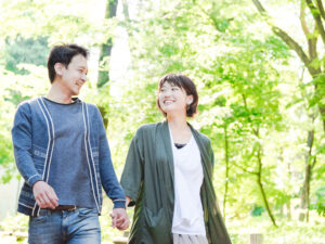 緑の豊かな公園でデートをするカップル