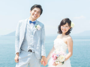 海の新郎新婦