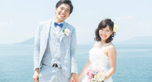 海辺の新郎新婦