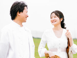 草原でデートする男女